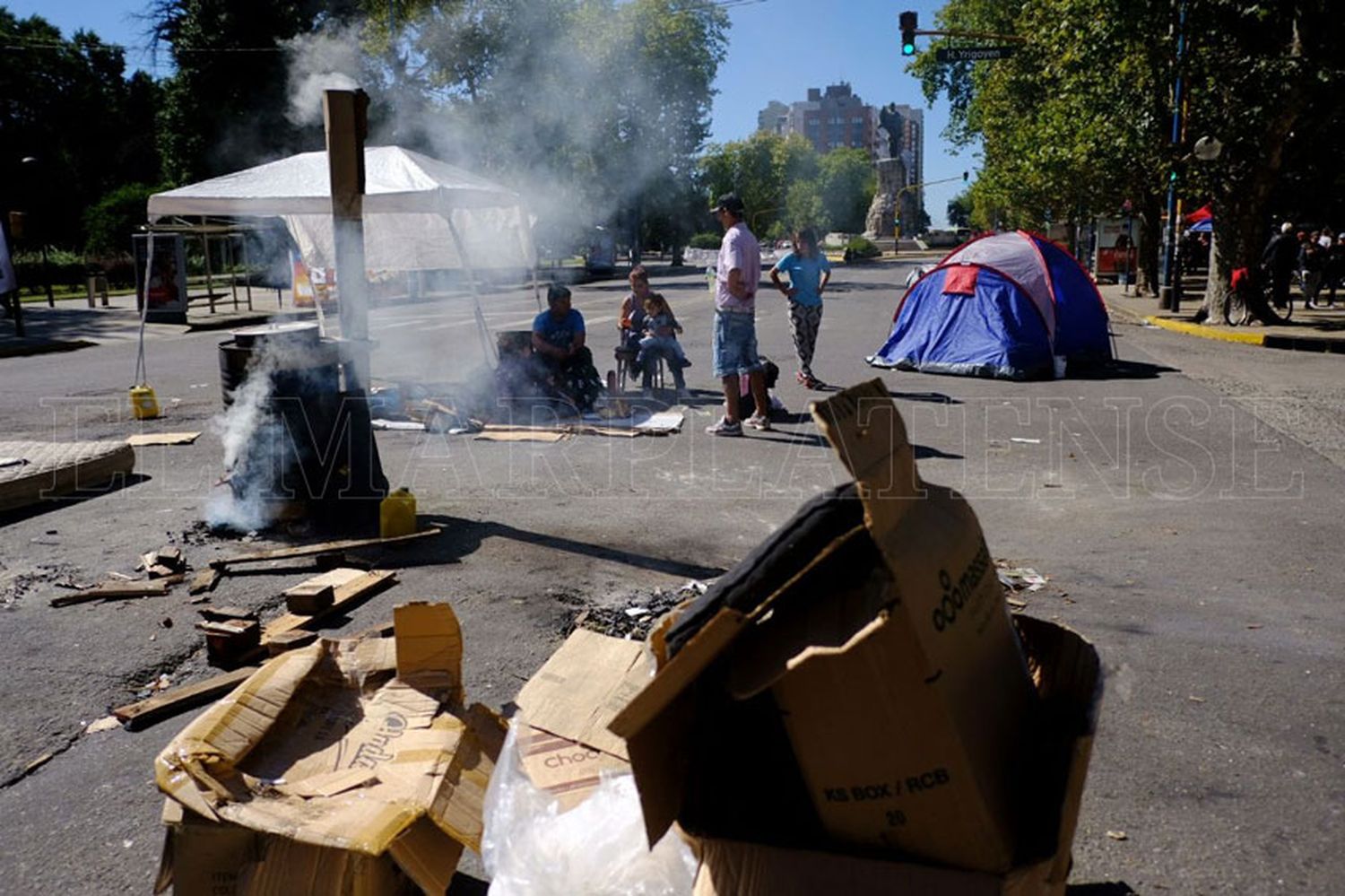 Persiste el acampe frente al Municipio por "falta de trabajo"