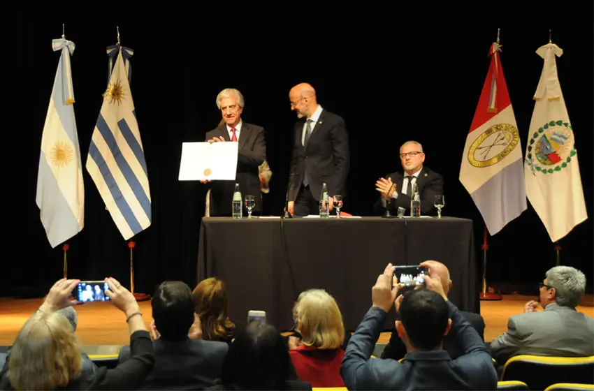 La UNR entregó el título doctor honoris causa a Tabaré Vázquez por su labor en defensa de la democracia