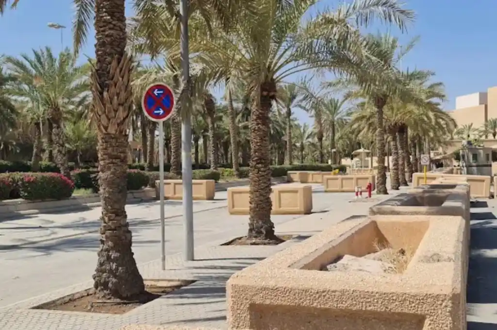 Este lugar estaba destinado a albergar la embajada uruguaya, pero la obra nunca se concretó.