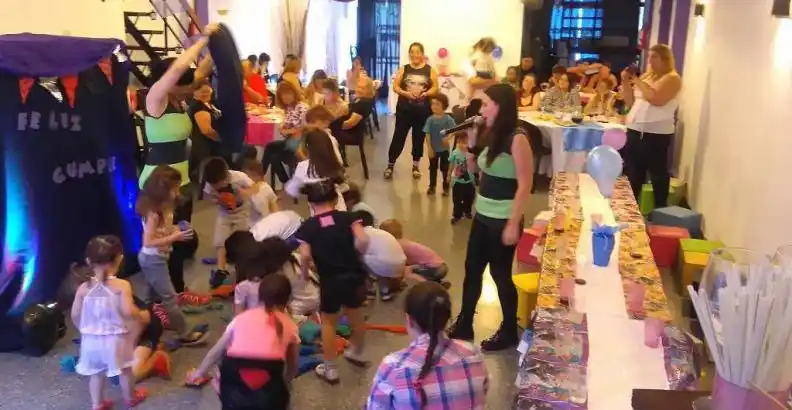 Peloteros y salones de fiestas infantiles: disponen fomentar usos de alimentación saludable