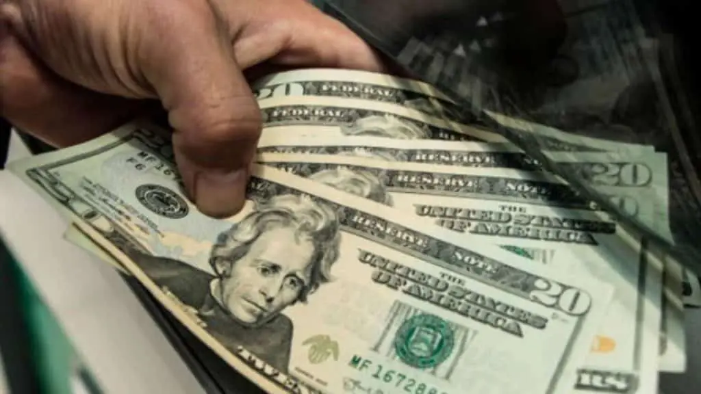 Ni uniendo los tres nuevos billetes se compra un dólar en Venezuela