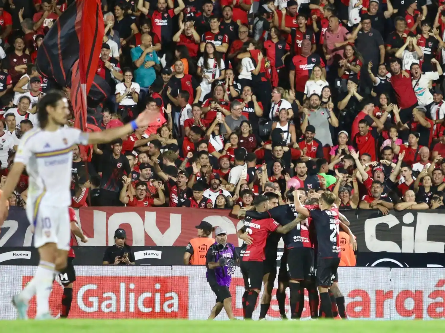 Cavani, que falló un penal para descontar, con el festejo de Newell´s de fondo.