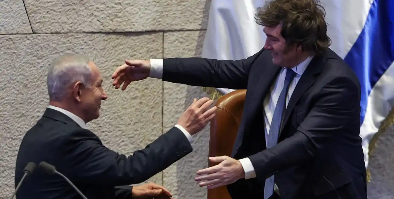 Benjamin Netanyahu recibió a Javier Milei en junio de este año. Crédito: REUTERS/Ronen Zvulun