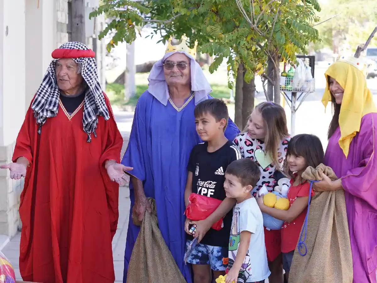 Los Reyes Magos salieron a regalar sonrisas 