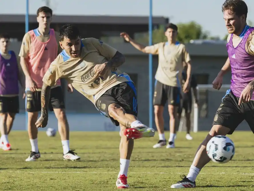 La Selección realizón uan nueva práctica en Ezeiza y viaja hoy a Montevideo.Foto: AFA