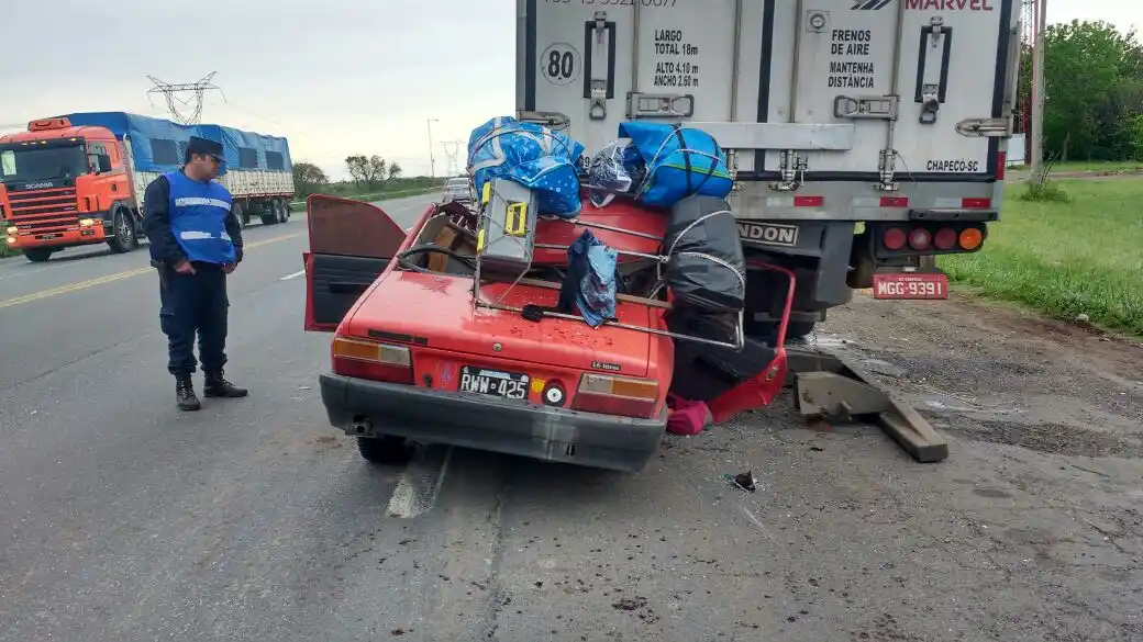 Un auto chocó en Ruta 12 contra un camión parado en la banquina: dos muertos