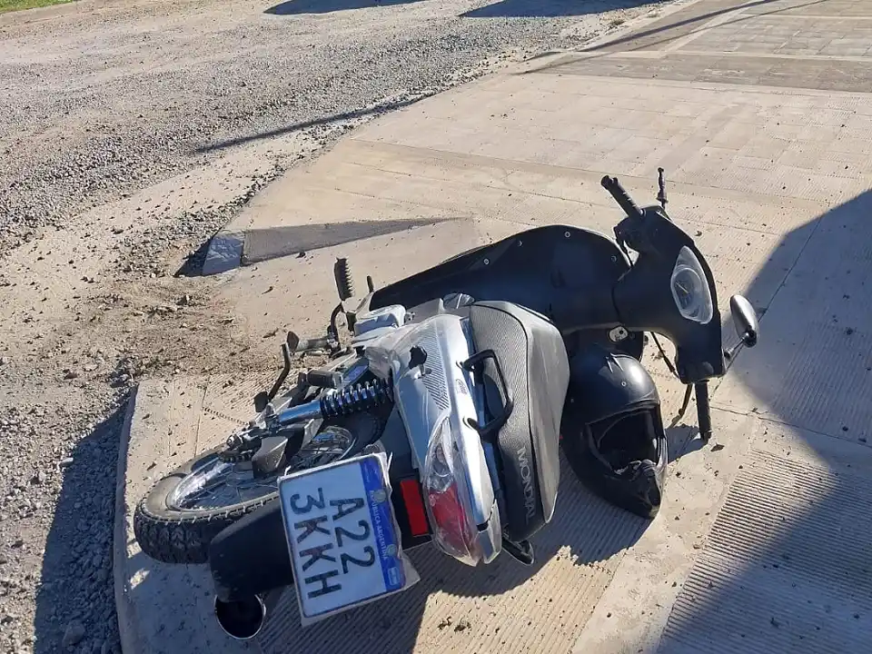 El conductor de la moto resultó herido y necesitó asistencia médica.