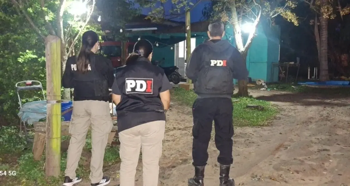 En papel y por debajo de la puerta, dejó varias amenazas de muerte contra una persona hasta que quedó detenido