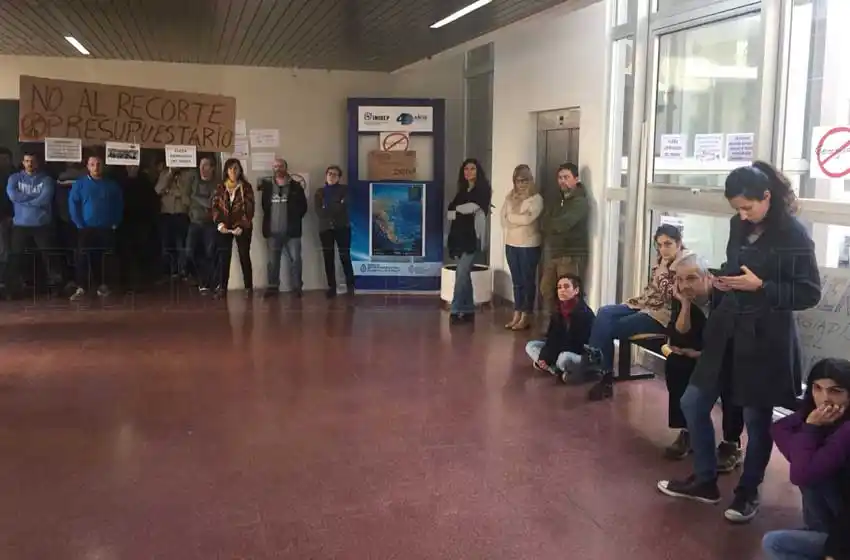Trabajadores del INIDEP en alerta ante once posibles despidos