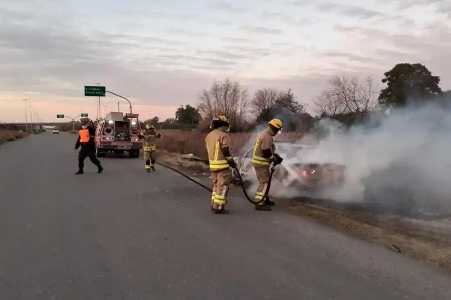 Pérdidas totales de un vehículo que tomó fuego a la vera de la Ruta Nacional 19