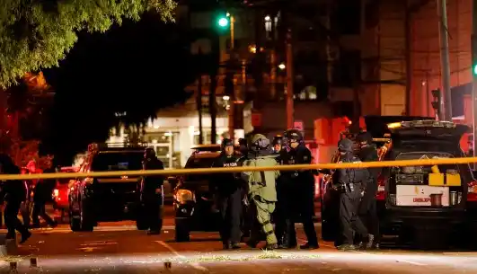 Funcionarios de seguridad trabajan fuera del lugar de la manifestación donde el candidato presidencial ecuatoriano Fernando Villavicencio fue asesinado en un evento de campaña en Quito, Ecuador, el 9 de agosto de 2023. Foto: Reuters