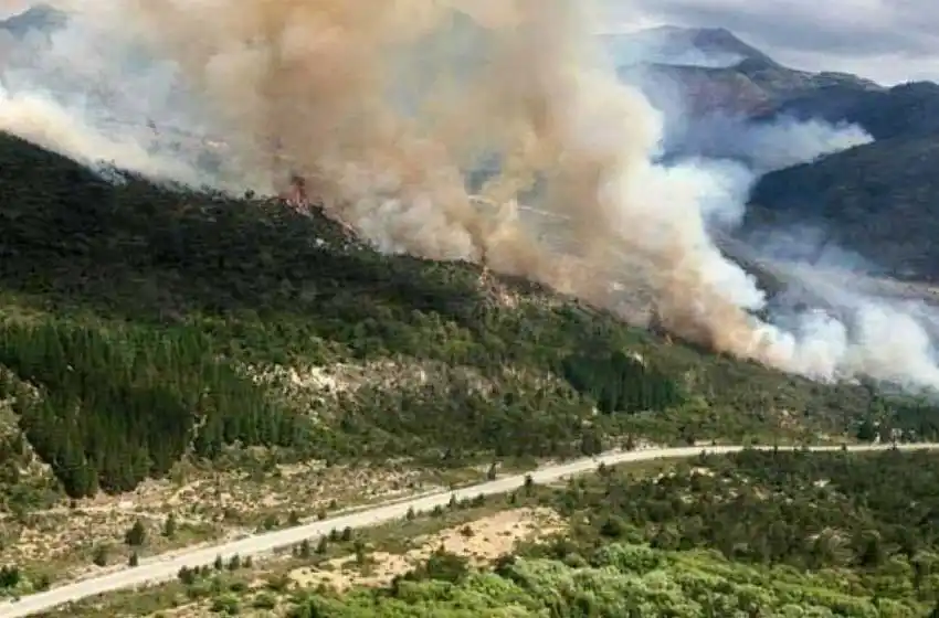 El clima no ayuda y siguen los incendios en El Bolsón