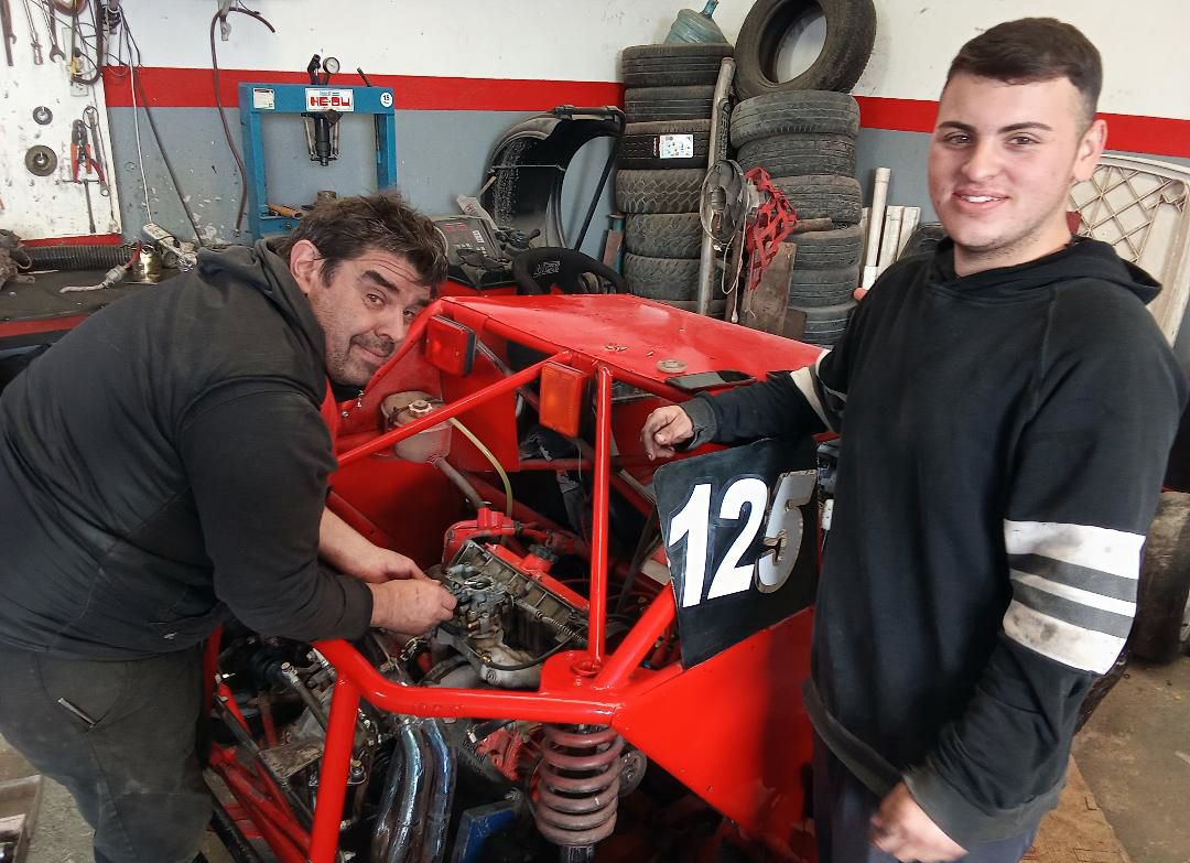 Muchos preparativos. Los que tienen Martin Arista (motorista) junto al piloto Rodrigo Pittocco, presto a debutar en Minicafeteras de APSE, en Lobería