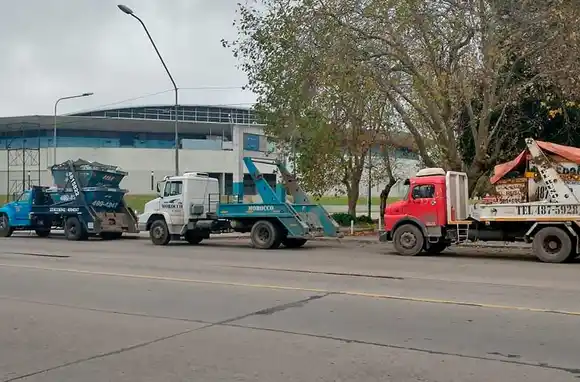 Nuevo protestódromo: camiones volcadores se sumaron a los reclamos en el COM