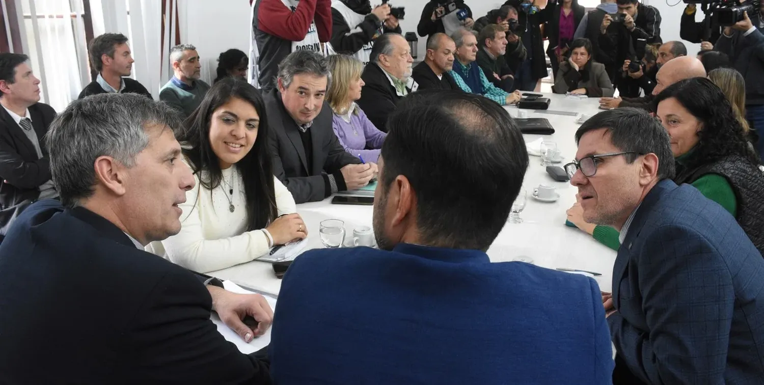 "No va a pasar de la semana que viene la convocatoria a una nueva reunión paritaria", aseguró Goity. Crédito: Luis Cetraro