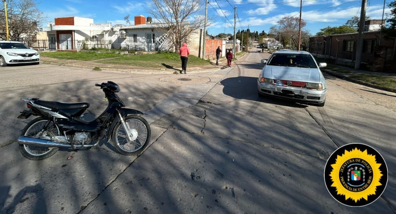 Diamante: choque entre un auto y una moto no dejó heridos de gravedad