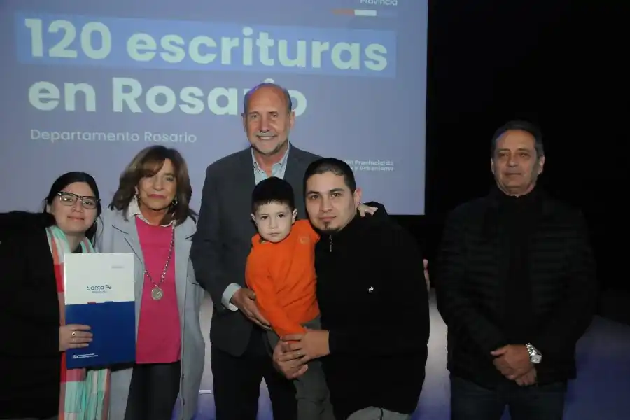 El gobernador Perotti encabezó la entrega de escrituras a familias de Rosario