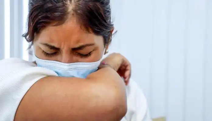 Médicos recomiendan usar barbijos en lugares cerrados.