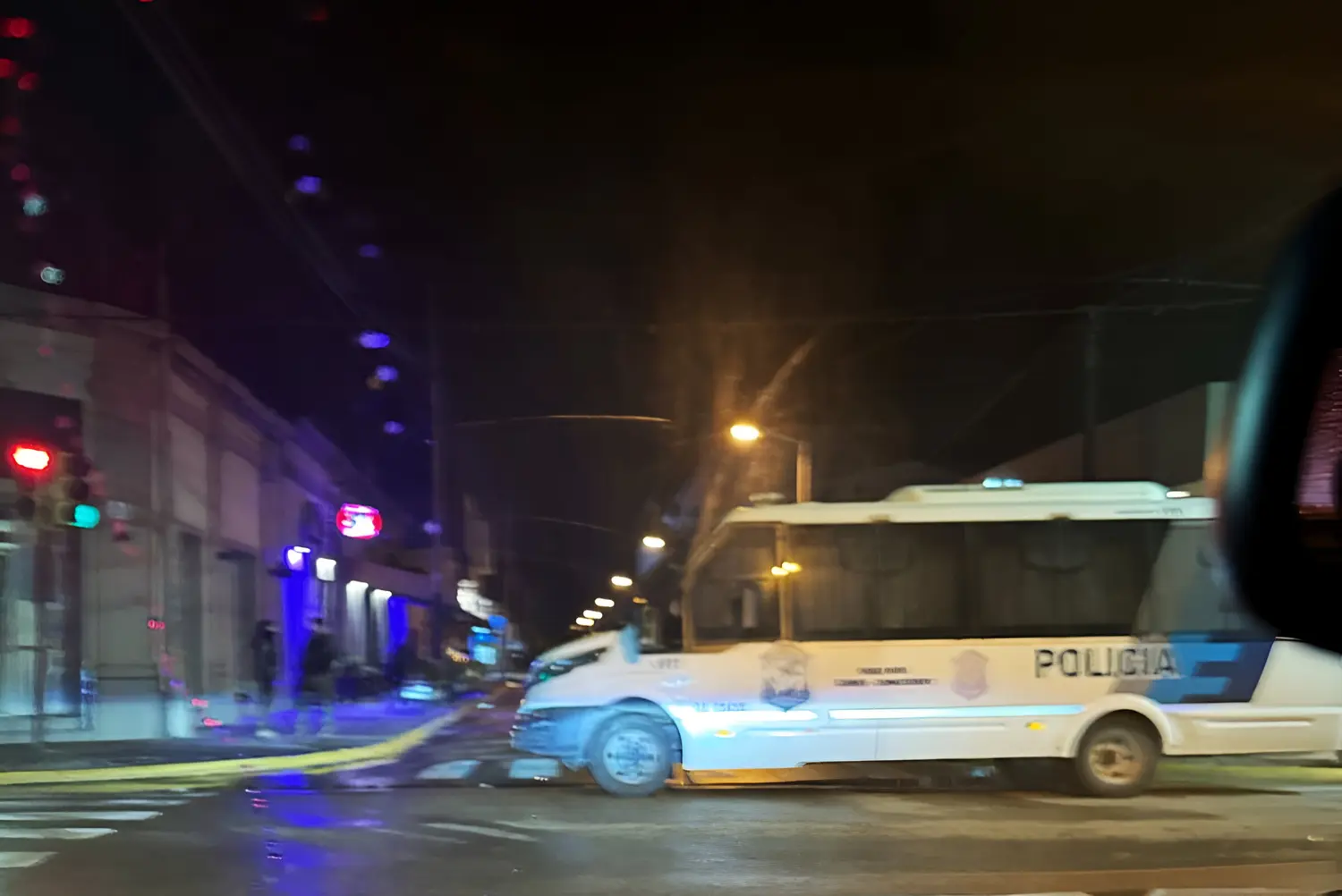 La policía, en Pellegrini y Las Heras, durante el allanamiento en el restobar El Clan.