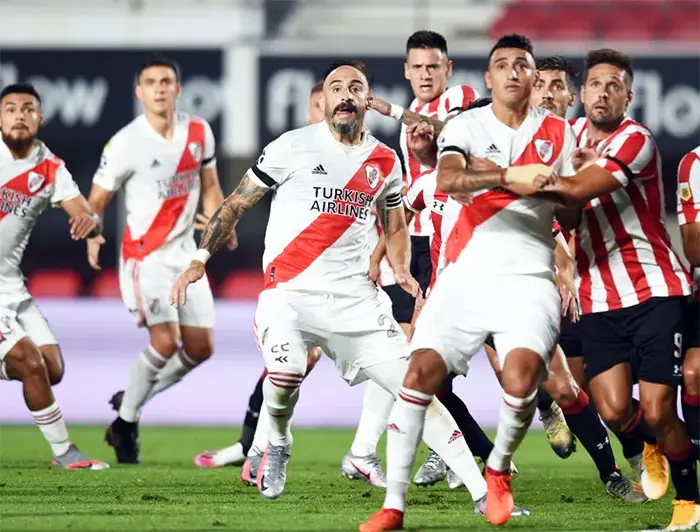 Estudiantes se lo dio vuelta a River con un jugador menos