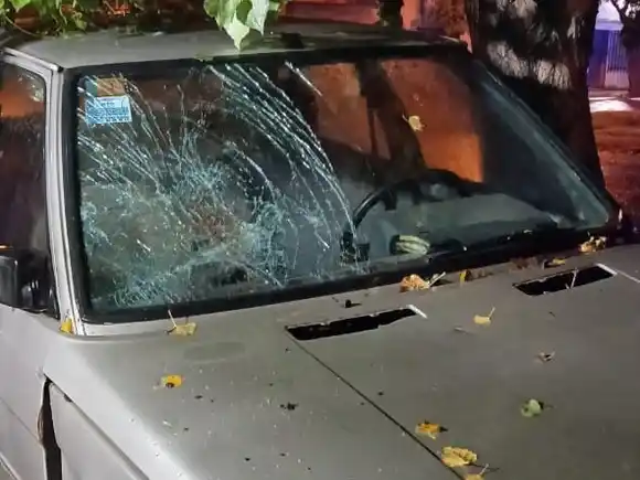 Demoraron a una mujer por destrozarle el parabrisas con una pala a su expareja en barrio Alvear