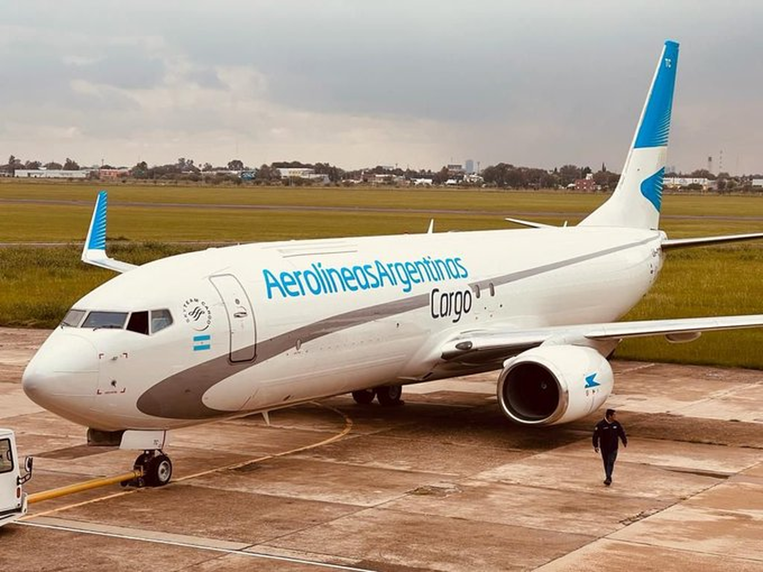 Aerolíneas Argentinas Cargo Boeing 737 arrived at Ezeiza airport with its new livery