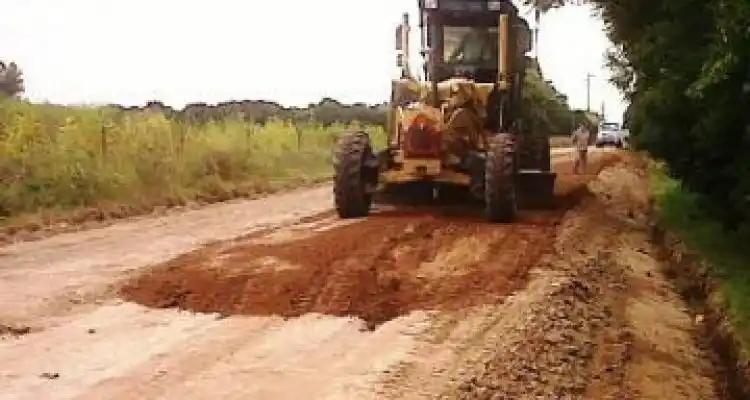 Reparan camino entre Bajo Tala y Papel Prensa