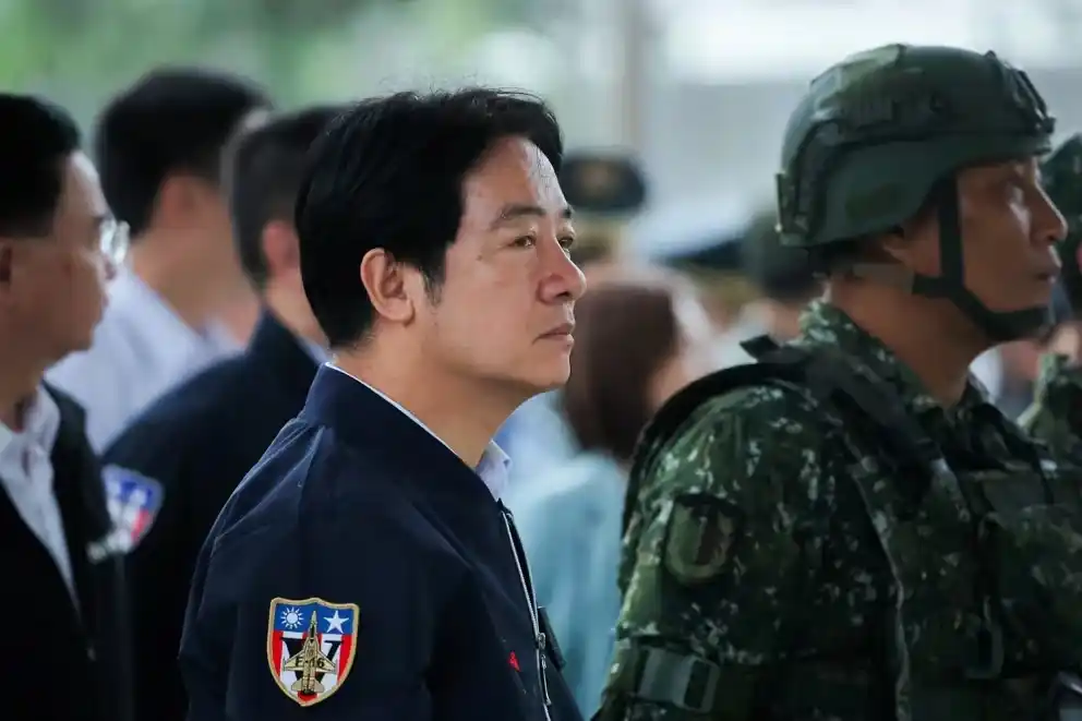 El presidente de Taiwán, Lai Ching-te, visita a soldados y personal de las fuerzas aéreas en Hualien (REUTERS/Ann Wang)