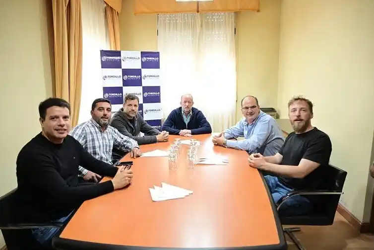 Martín Insaurralde se reunió con 7 intendentes de la Quinta Sección: Qué les prometió a cada uno de ellos