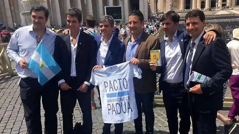 Intendentes del PJ le llevaron un informe sobre la "situación social" a Francisco