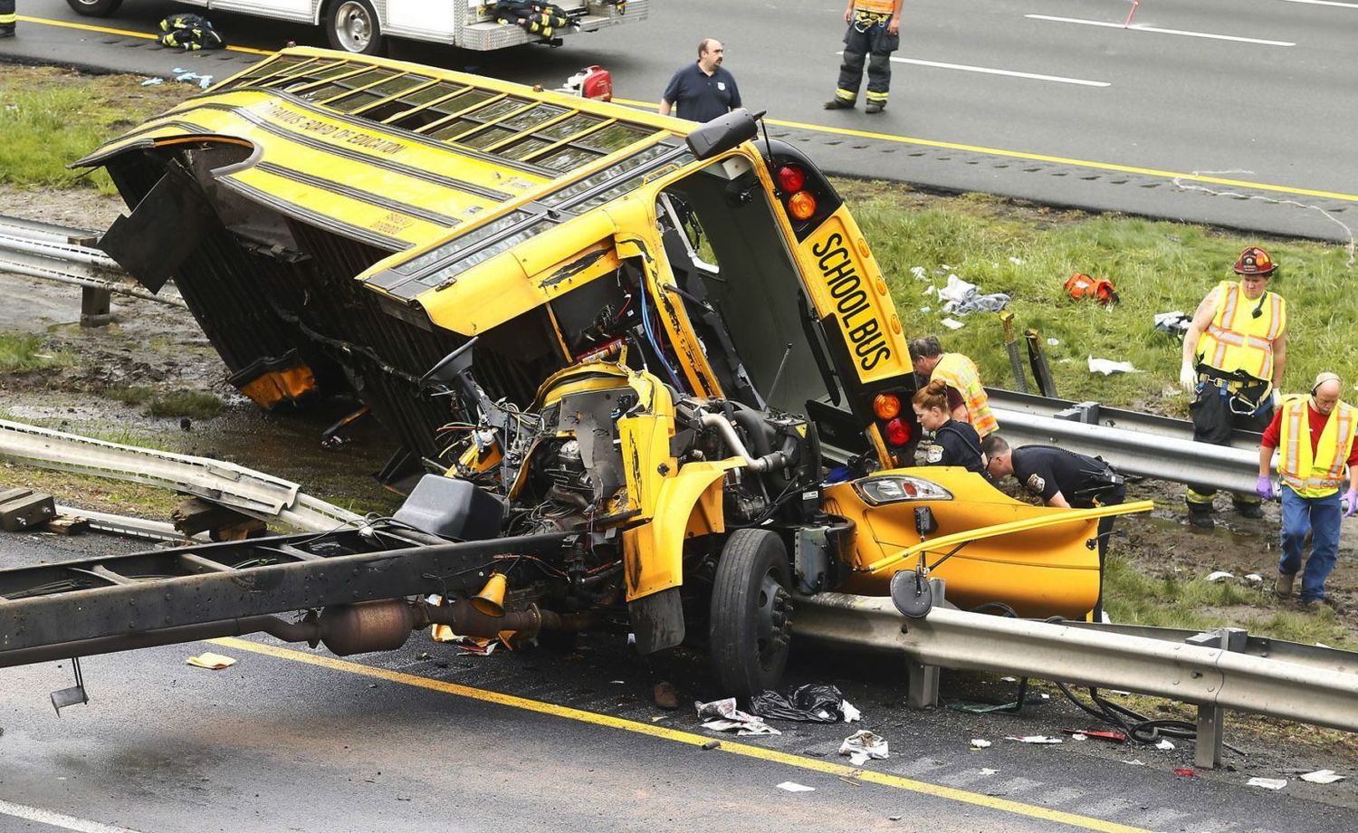 Texas Fatal Bus Crash Accidente Scene