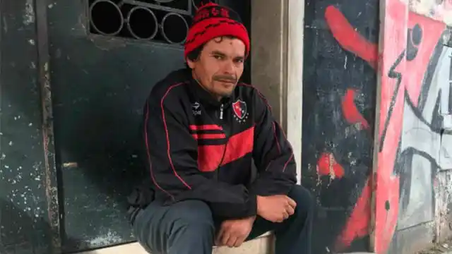 Cuida coches halló billetera y viajó hasta la casa de la dueña para devolverla