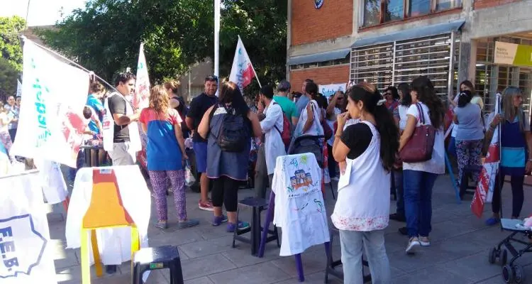 Paro docente: Movilización frente al Consejo Escolar y Jefatura Distrital