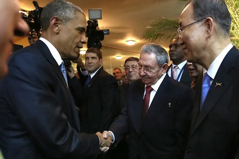 Histórico saludo entre Barack Obama y Raúl Castro