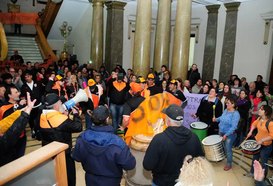 Municipales rechazaron la oferta del Ejecutivo y decretaron un paro por tiempo indefinido