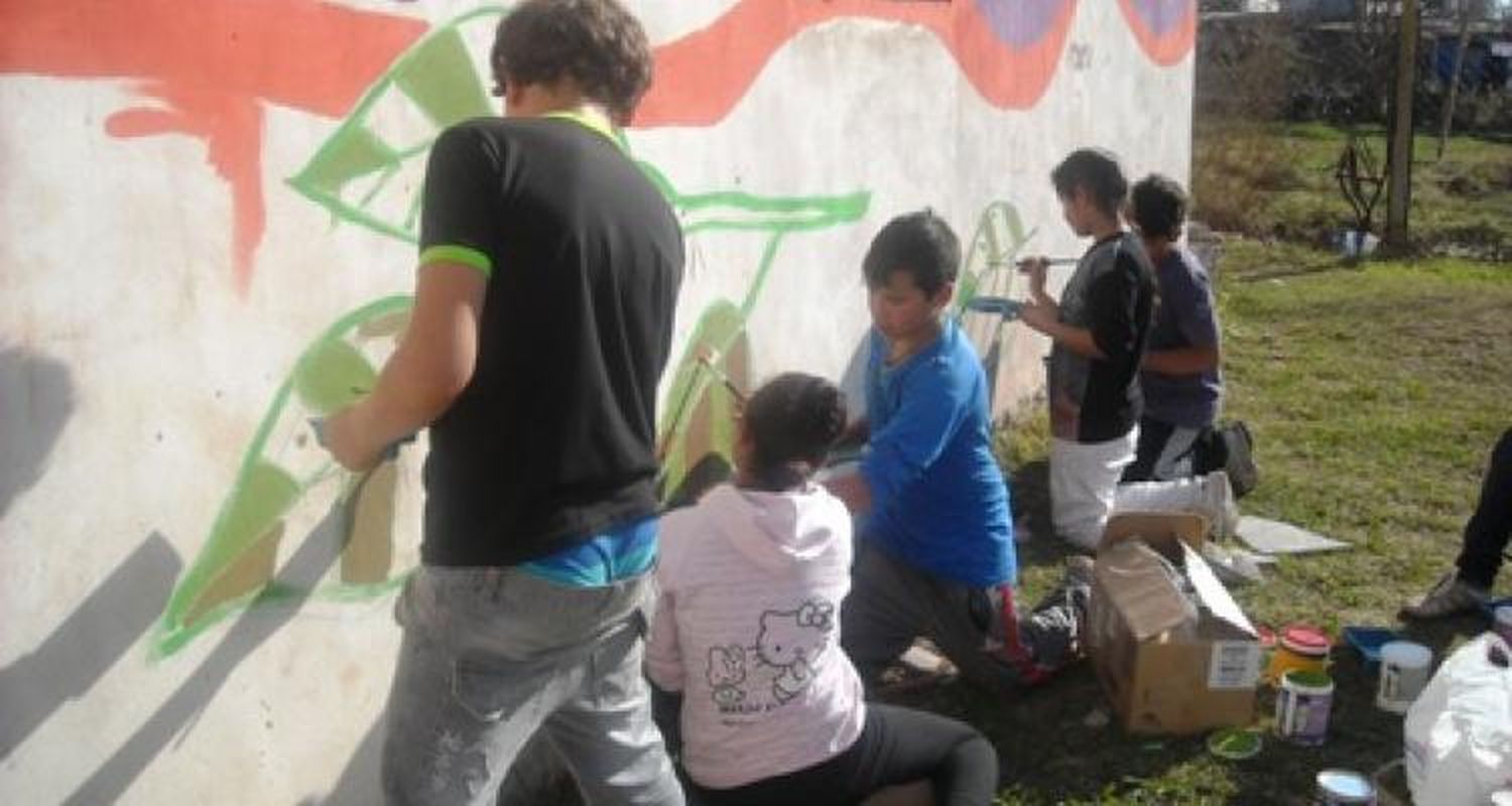 Coqui López pinta murales junto a jóvenes de los barrios