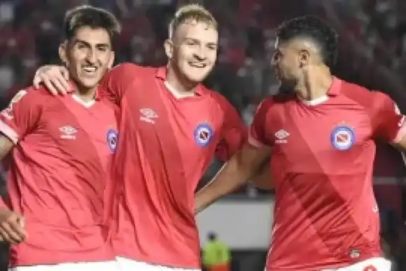 Argentinos ganó y es líder del Grupo A