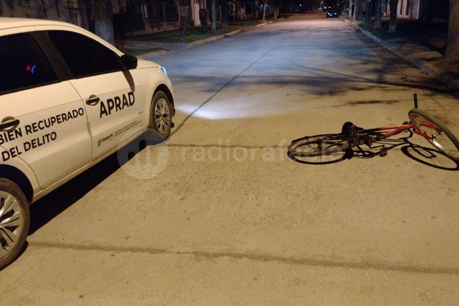 Andaba saltando tapiales y merodeando en la madrugada: cuando vio a la GUR, tiró una bici para huir corriendo