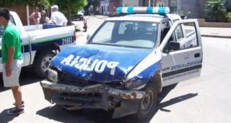 Un patrullero chocó contra una camioneta municipal