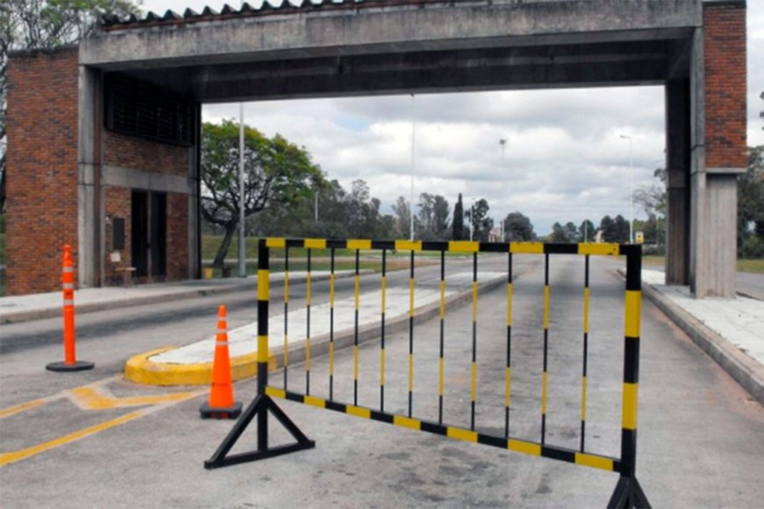 Un ministro uruguayo dijo que "las fronteras están cerradas, pero no tanto"