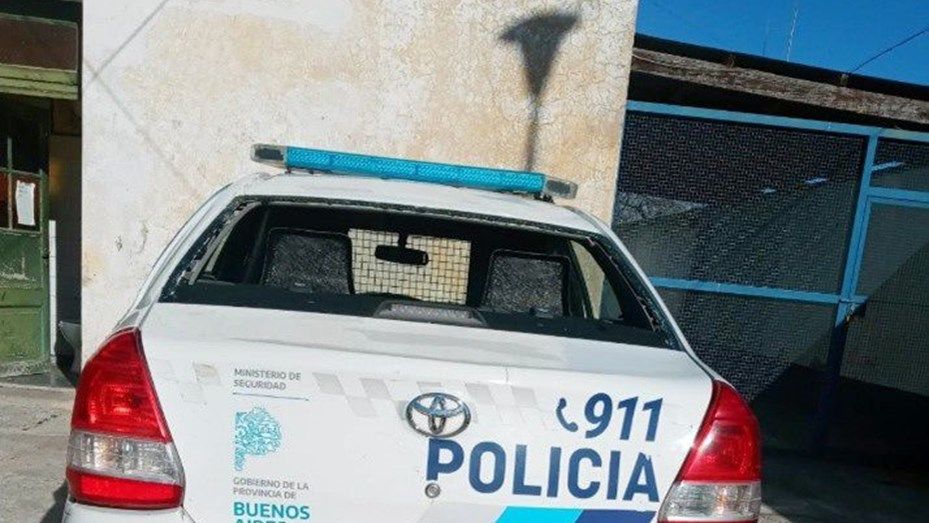 Una fiesta clandestina en Coronel Pringles terminó con peleas, piedrazos y un patrullero destruido 