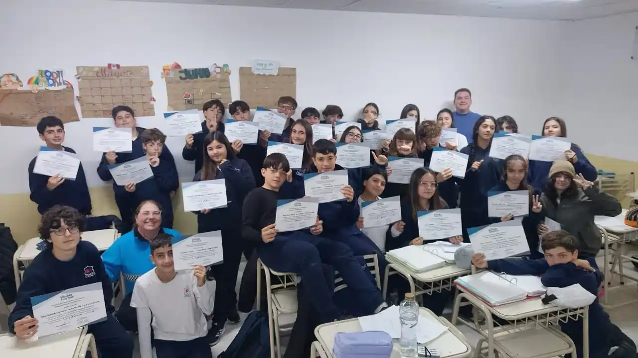 Los alumnos con su diploma.