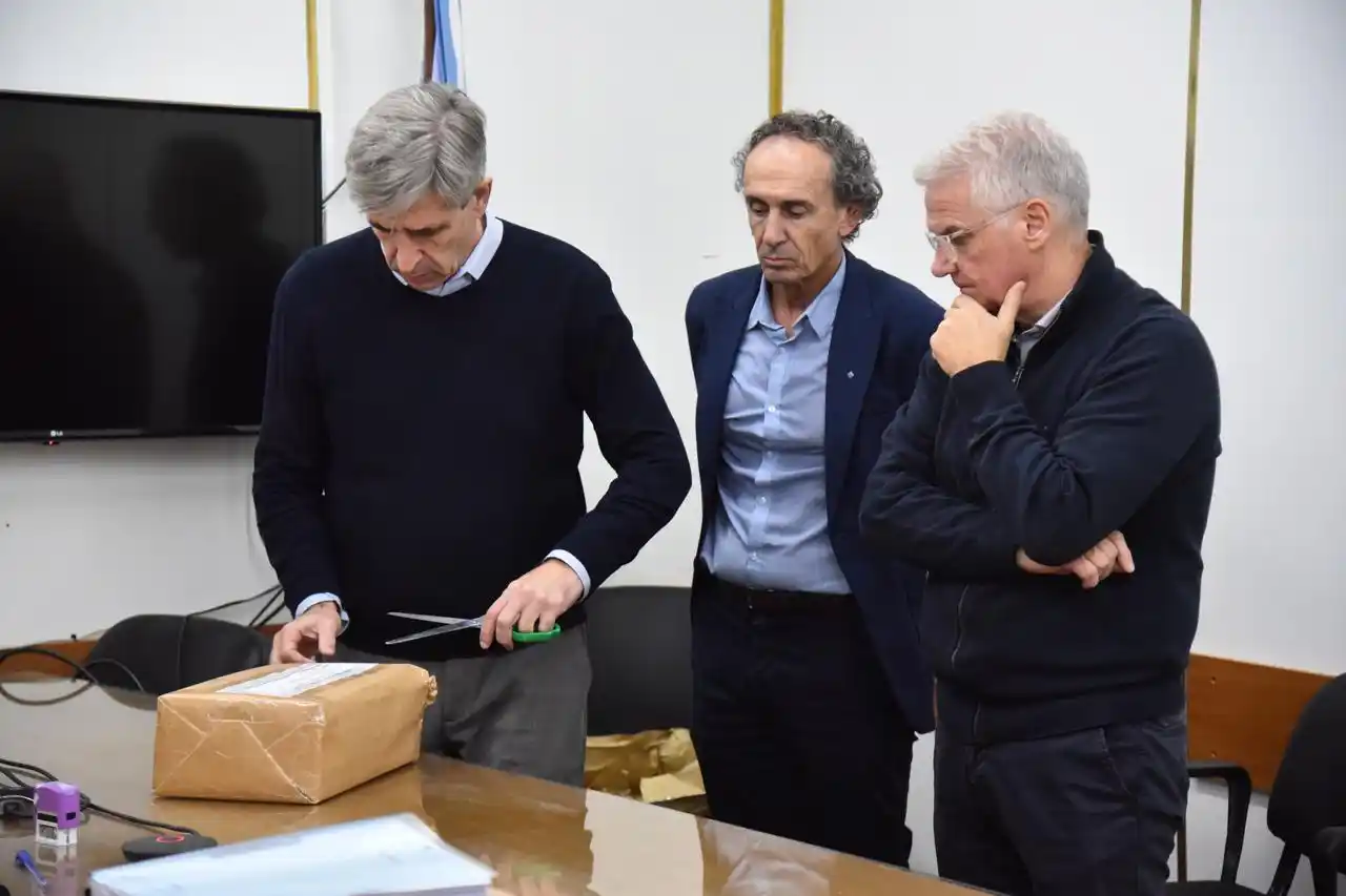 El presidente del directorio de la EPE, Hugo Marcucci encabezó la apertura de sobres de la licitación.