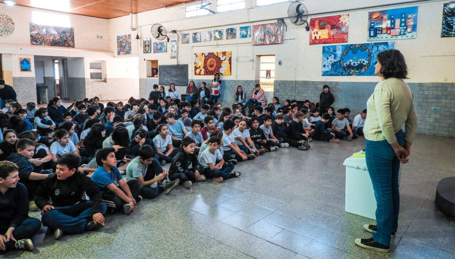 Medioambiente: charla y entrega de cestos separadores de residuos en Teodelina 