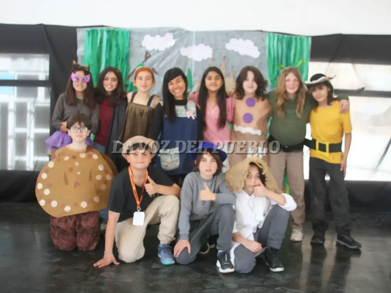 La profesora de teatro Flor Rens condujo al grupo de estudiantes de la EP Nº11