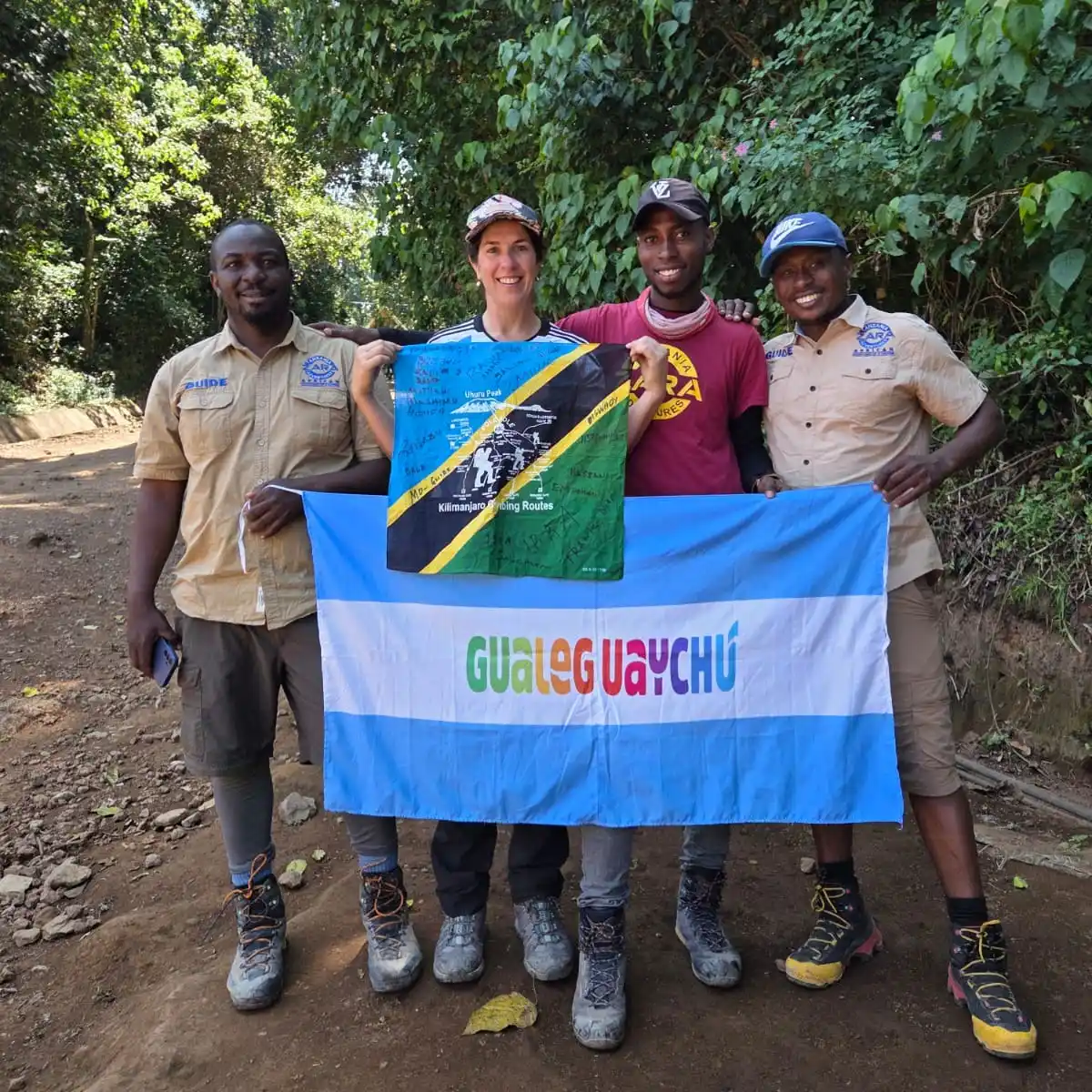 María Laura Broggi junto a los tres guías locales que asistieron al grupo.