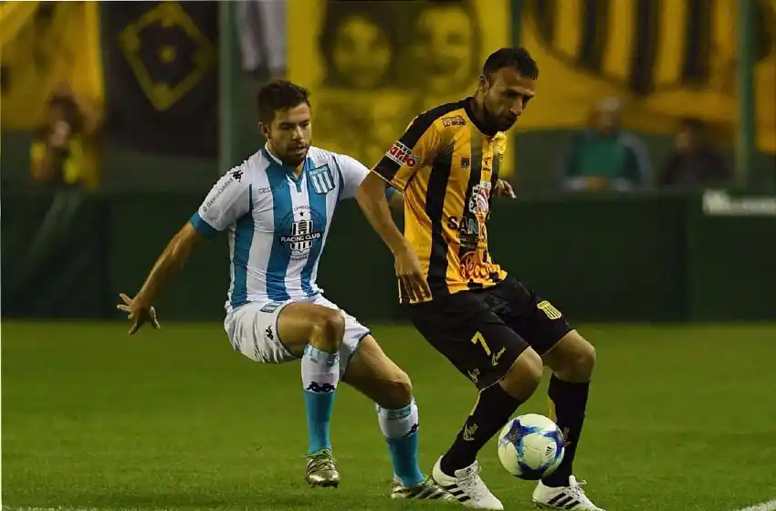 Racing viajó a Bahía Blanca para seguir escalando