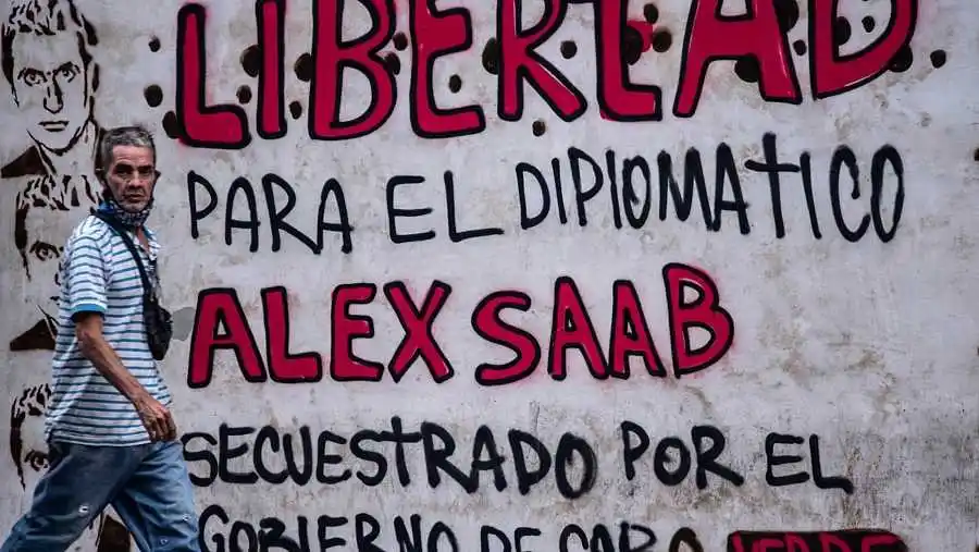 Un grafiti en una pared de Caracas en el que se pide la liberación de Saab.