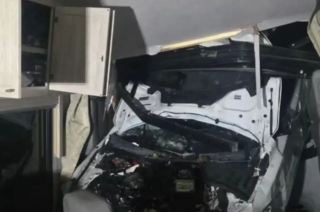 El vehículo está registrado en Phoenix, Arizona.