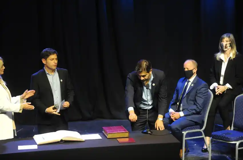 Kicillof tomó juramento a nuevos ministros y dijo que el Gobierno bonaerense "se amplía y fortalece"